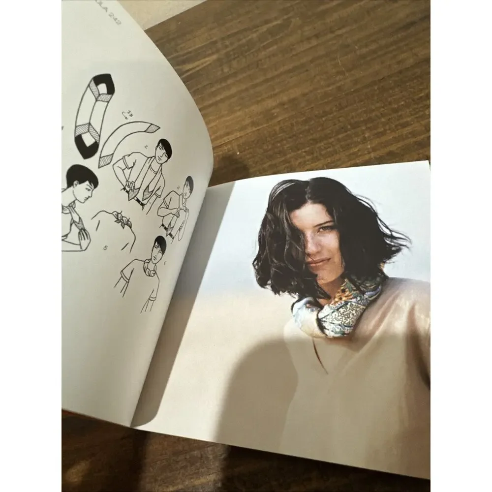 CARRE HERMES SCARF Booklet How to Tie a Scarf Softcover 2002 Book Booklet 4-1/4